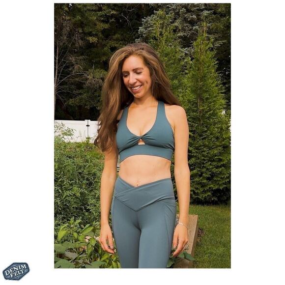 Fabletics Oasis Twist Medium Impact Sports Bra – Blue Spruce – Size M ~ NEW/NWT! - Picture 6 of 7